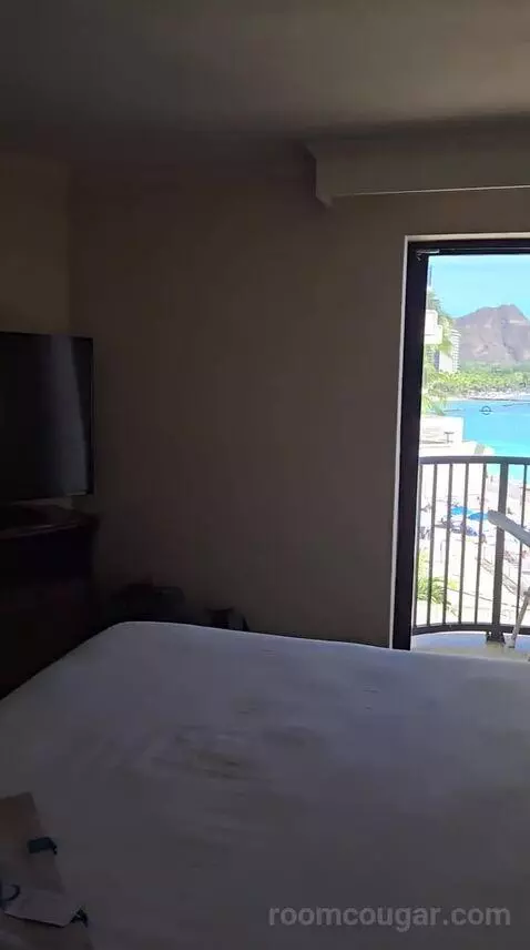 Club Suite, 1 King Bed Oceanfront (Diamond Head) (#223) bed picture #8