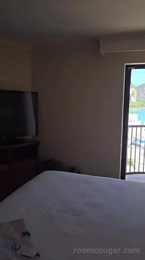 Club Suite, 1 King Bed Oceanfront (Diamond Head) (#223) bed picture #9