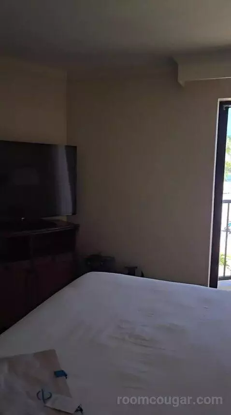 Club Suite, 1 King Bed Oceanfront (Diamond Head) (#223) bed picture #10