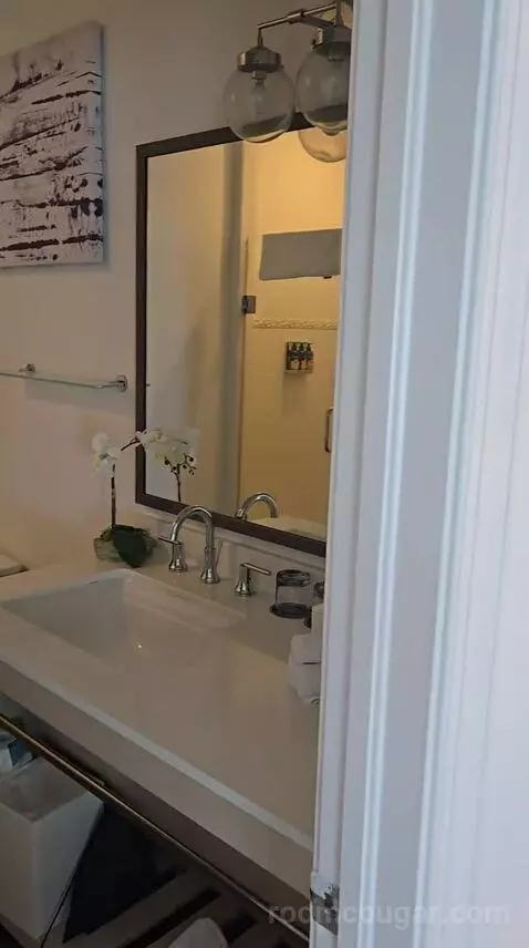 Waterfront King Suite with Living Room (44B) bathroom picture #1