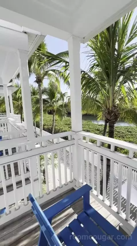 Partial Water View King Suite with Living Room (32B) view picture #3