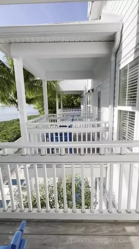 Partial Water View King Suite with Living Room (32B) view picture #8