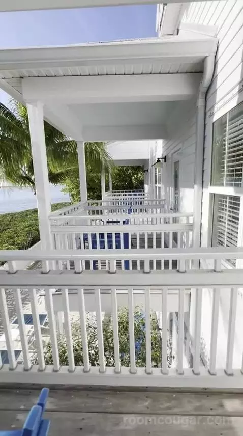 Partial Water View King Suite with Living Room (32B) view picture #10