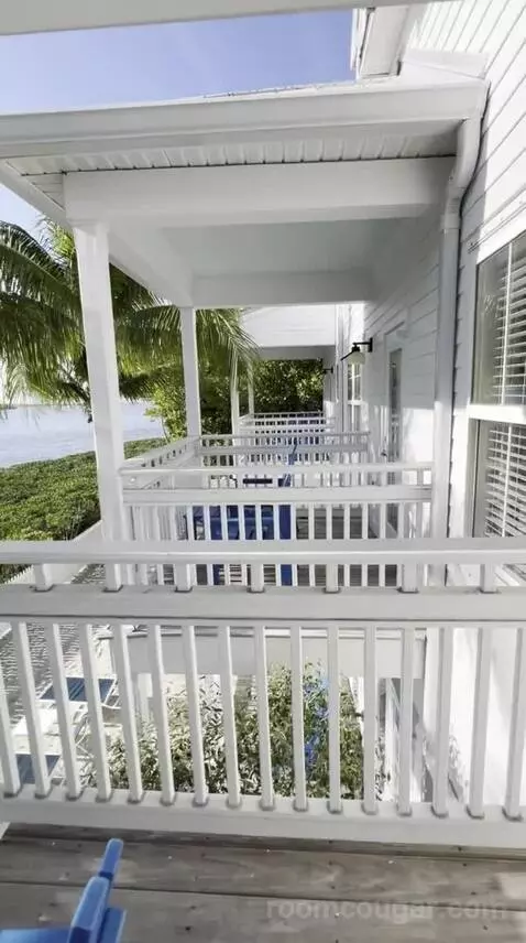Partial Water View King Suite with Living Room (32B) view picture #11