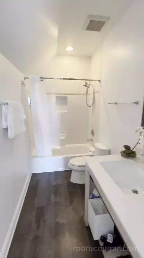 Partial Water View King Suite with Living Room (32B) bathroom picture #9