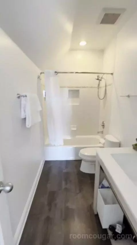 Partial Water View King Suite with Living Room (32B) bathroom picture #11
