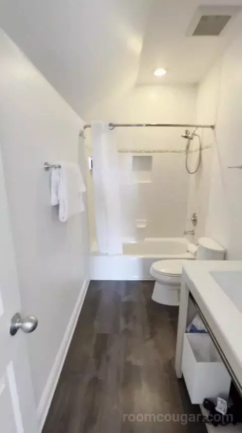Partial Water View King Suite with Living Room (32B) bathroom picture #12