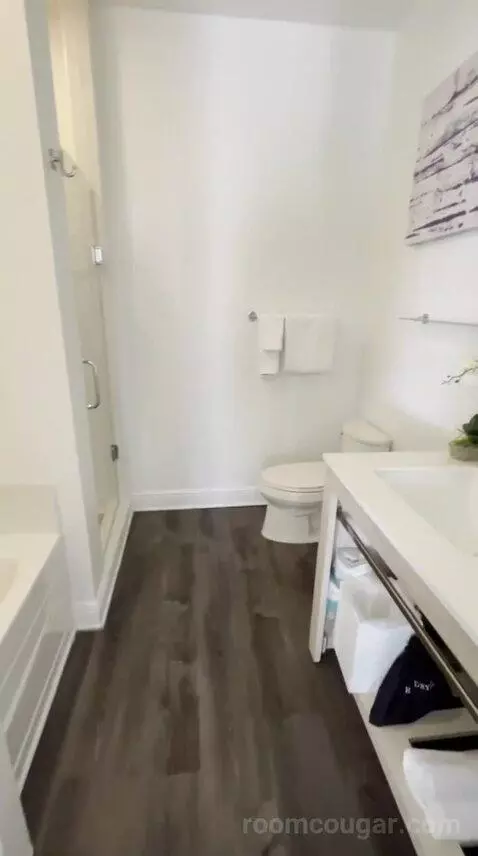 Partial Water View King Suite with Living Room (32B) bathroom picture #3