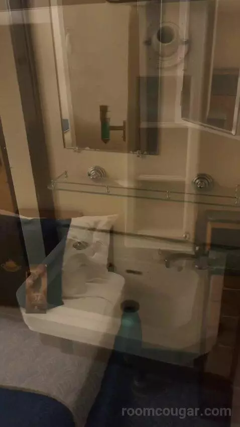 Suite bathroom picture #2