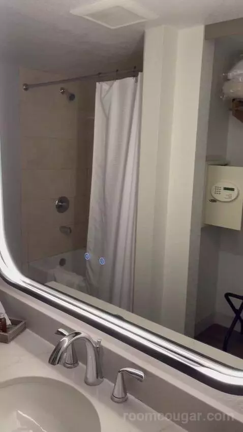 Double Queen Room bathroom picture #9