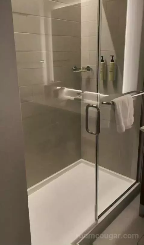 Kids Suite with 1 King or 2 Twin/Single Bed(s) Bunk Beds, Suite bathroom picture #10
