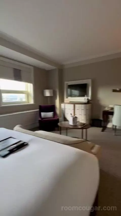 Fairmont Gold One-Bedroom King Suite with River or City View bed picture #1