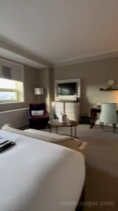 Fairmont Gold One-Bedroom King Suite with River or City View bed picture #2