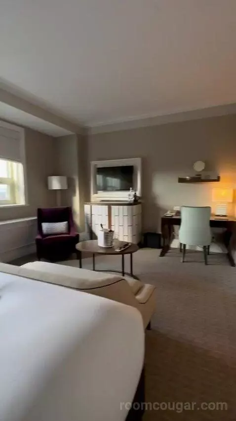 Fairmont Gold One-Bedroom King Suite with River or City View bed picture #3