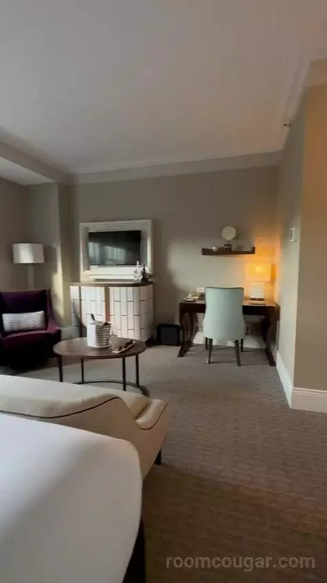 Fairmont Gold One-Bedroom King Suite with River or City View bed picture #5