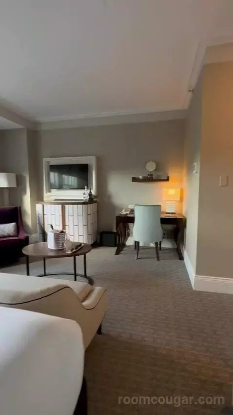 Fairmont Gold One-Bedroom King Suite with River or City View bed picture #6
