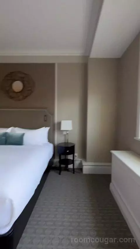 Fairmont Gold One-Bedroom King Suite with River or City View bed picture #8