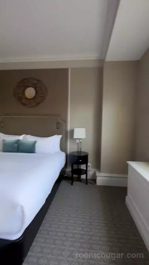 Fairmont Gold One-Bedroom King Suite with River or City View bed picture #9