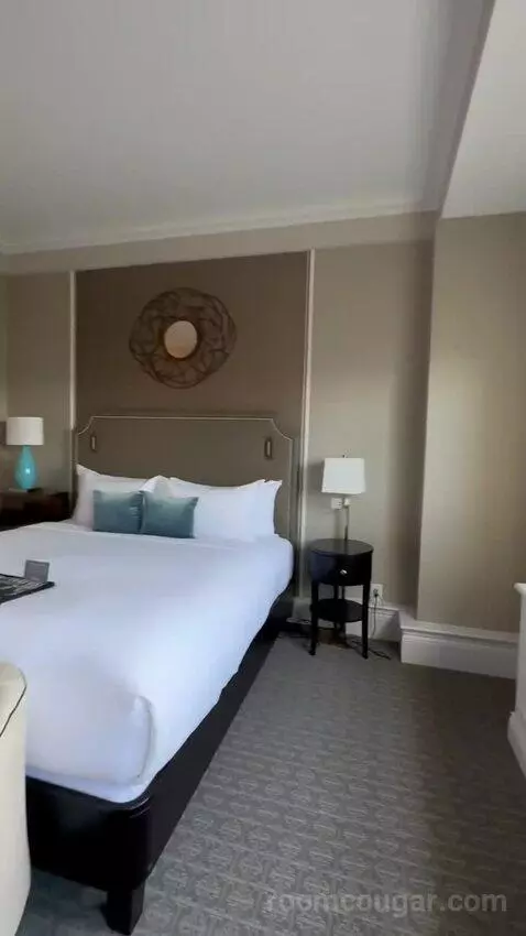 Fairmont Gold One-Bedroom King Suite with River or City View bed picture #11