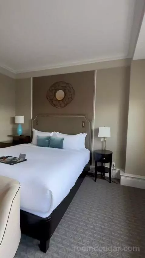 Fairmont Gold One-Bedroom King Suite with River or City View bed picture #12