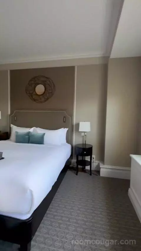 Fairmont Gold One-Bedroom King Suite with River or City View picture #18