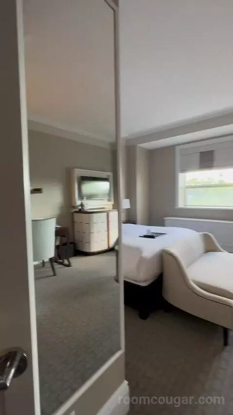 Fairmont Gold One-Bedroom King Suite with River or City View picture #4