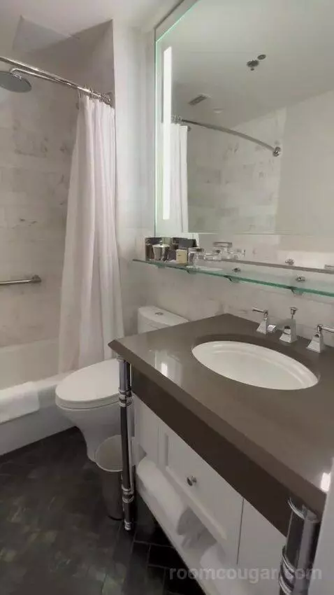Fairmont Gold One-Bedroom King Suite with River or City View bathroom picture #1