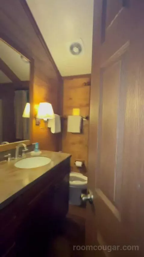 Suite bathroom picture #1