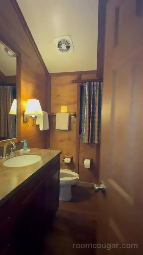 Suite bathroom picture #3