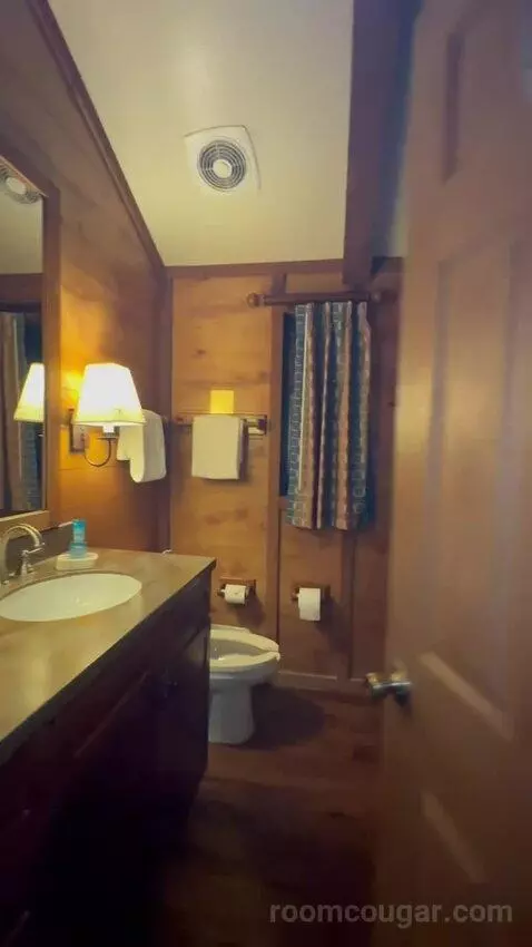 Suite bathroom picture #4