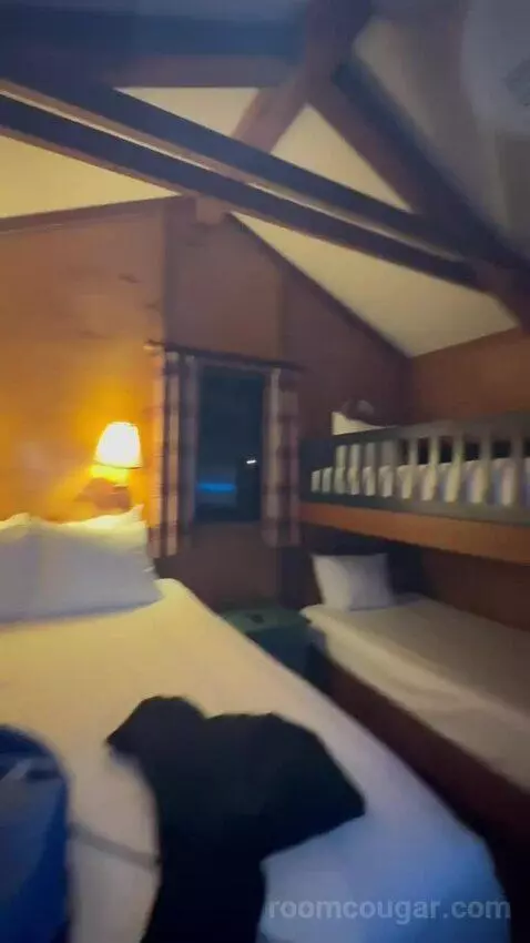 Suite bed picture #9