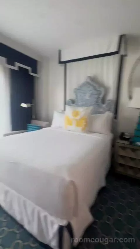 Double Room with Limited View (#560) bed picture #8