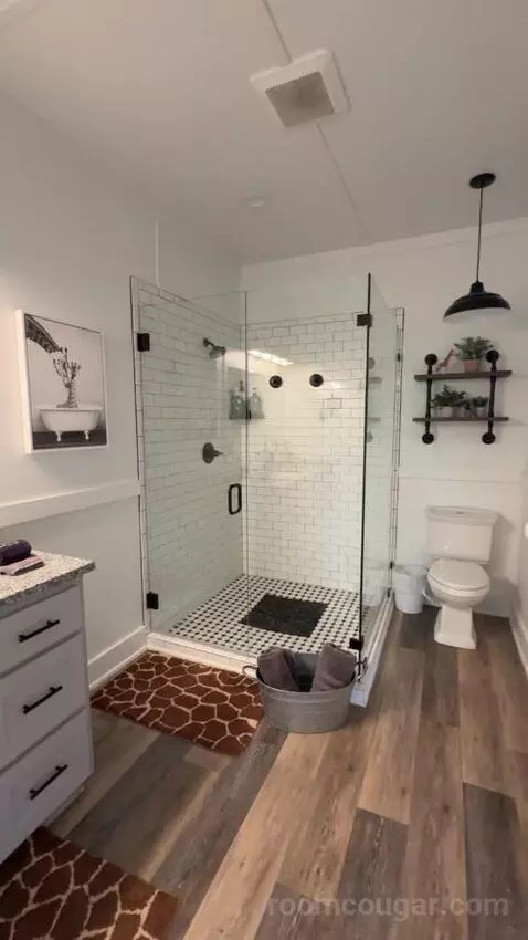 Giraffe Cabin bathroom picture #1