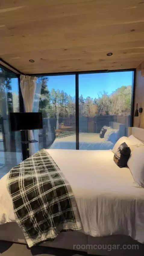 Mirror House bed picture #2