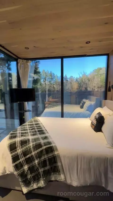 Mirror House bed picture #3