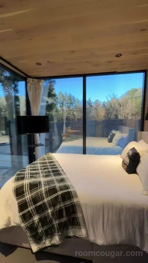 Mirror House bed picture #4