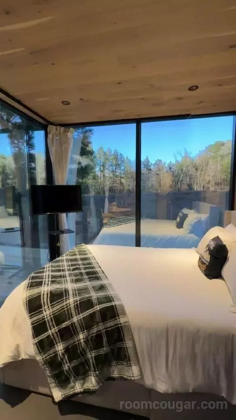 Mirror House bed picture #5