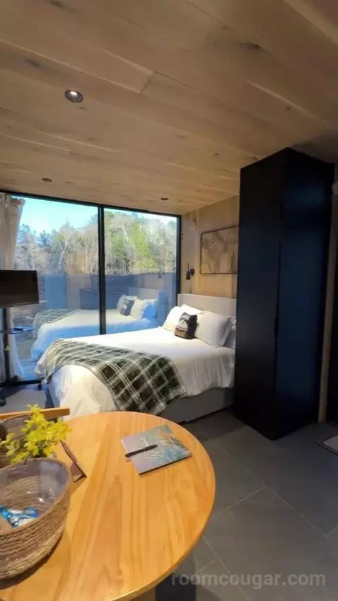 Mirror House bed picture #7