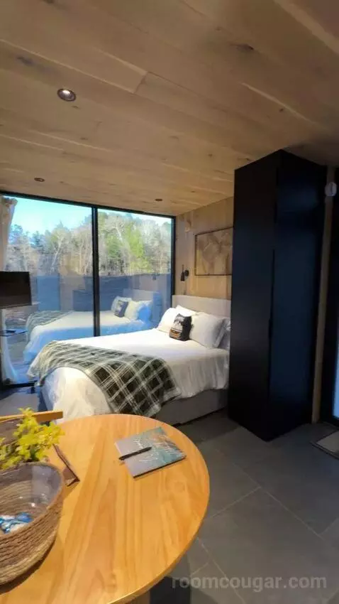 Mirror House bed picture #8