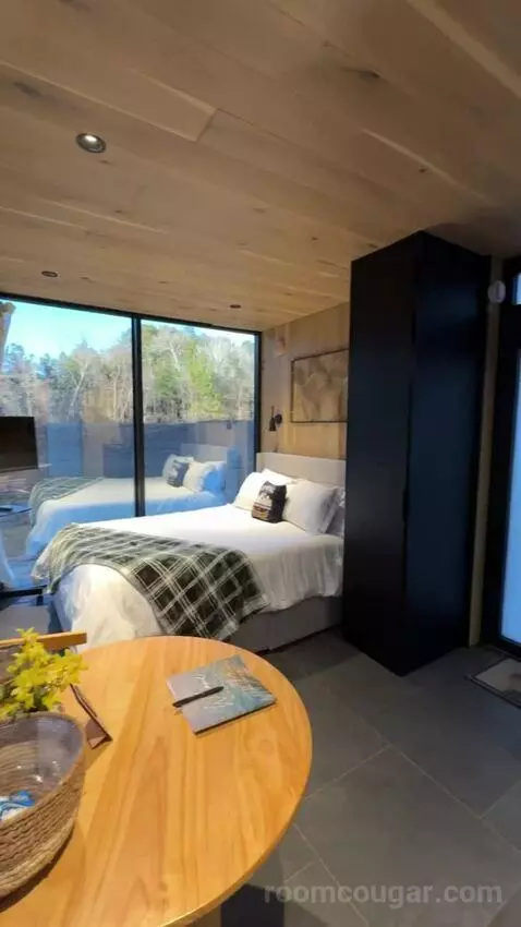 Mirror House bed picture #9