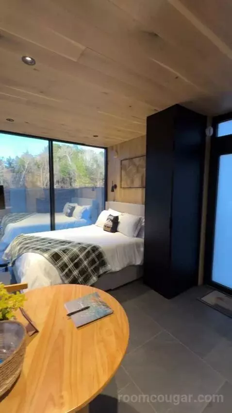 Mirror House bed picture #11