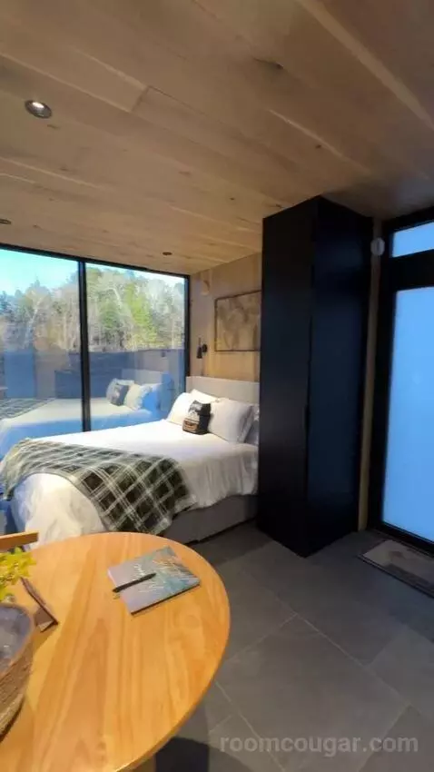 Mirror House bed picture #12
