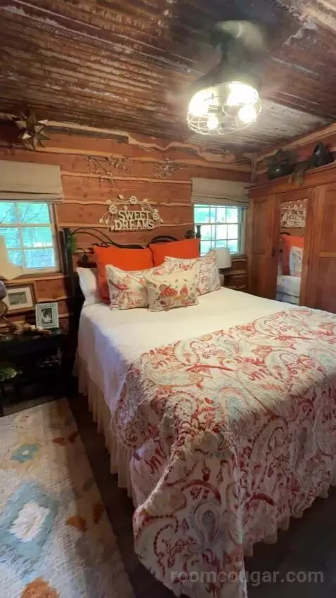 Hobbit House bed picture #1
