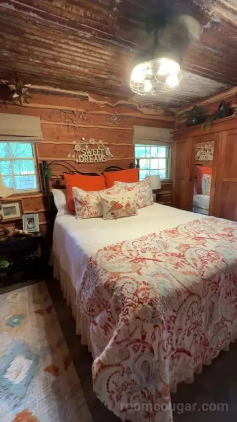 Hobbit House bed picture #2