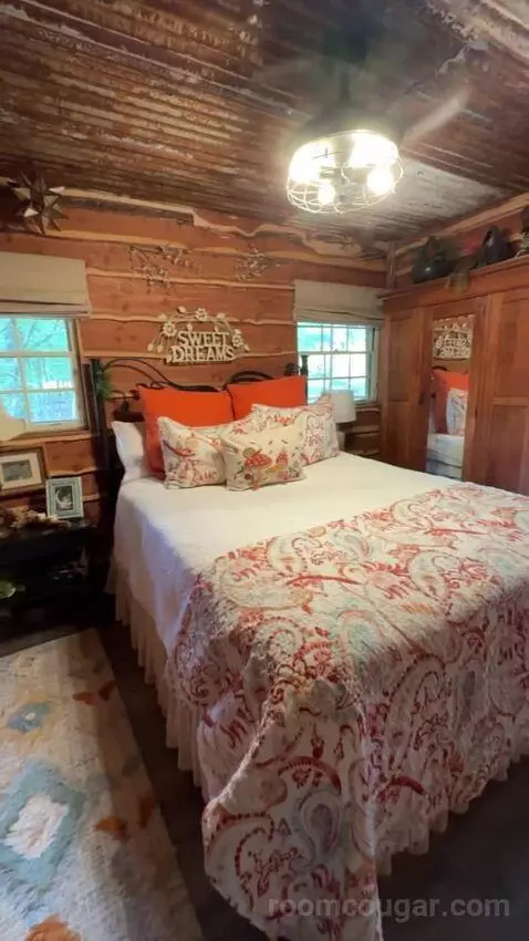 Hobbit House bed picture #3