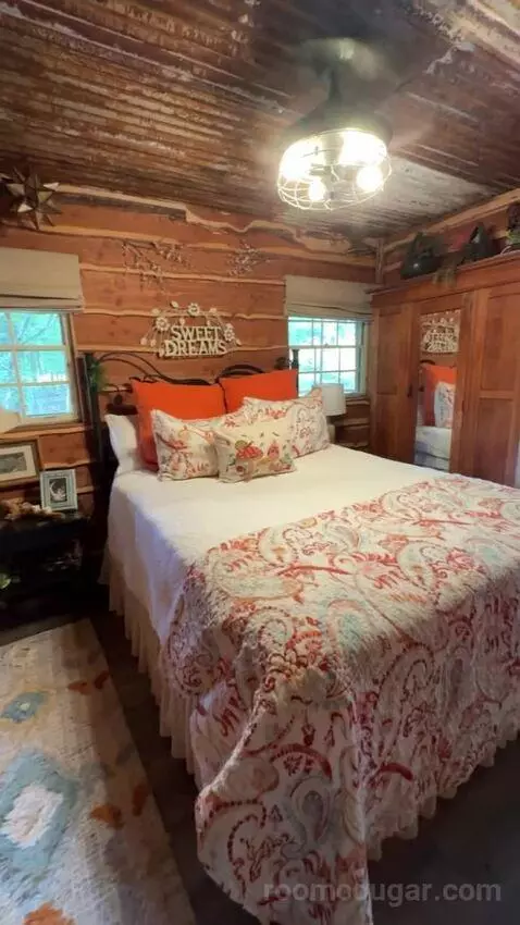 Hobbit House bed picture #4