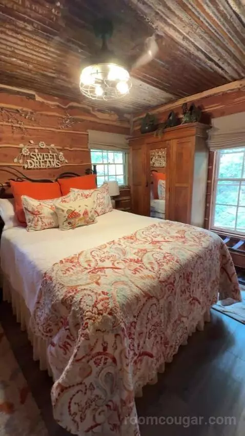 Hobbit House bed picture #6