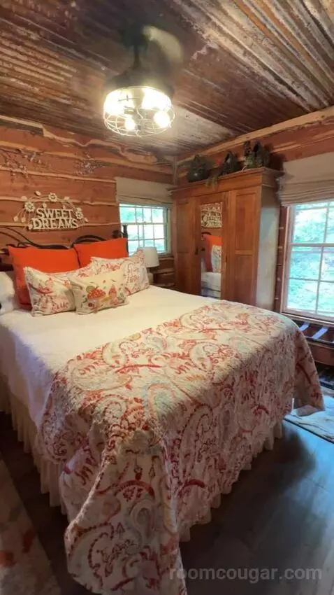 Hobbit House bed picture #8
