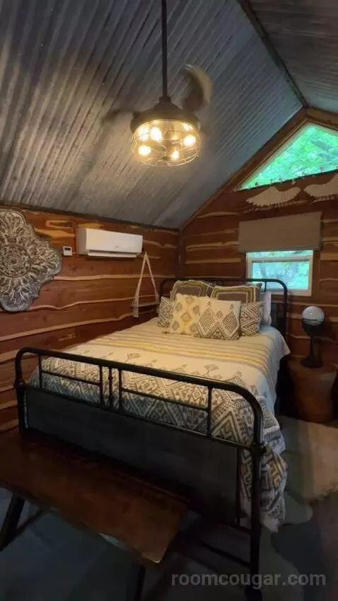 Hobbit House bed picture #9