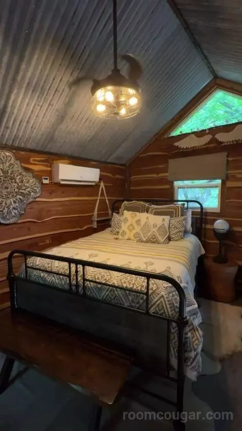 Hobbit House bed picture #10